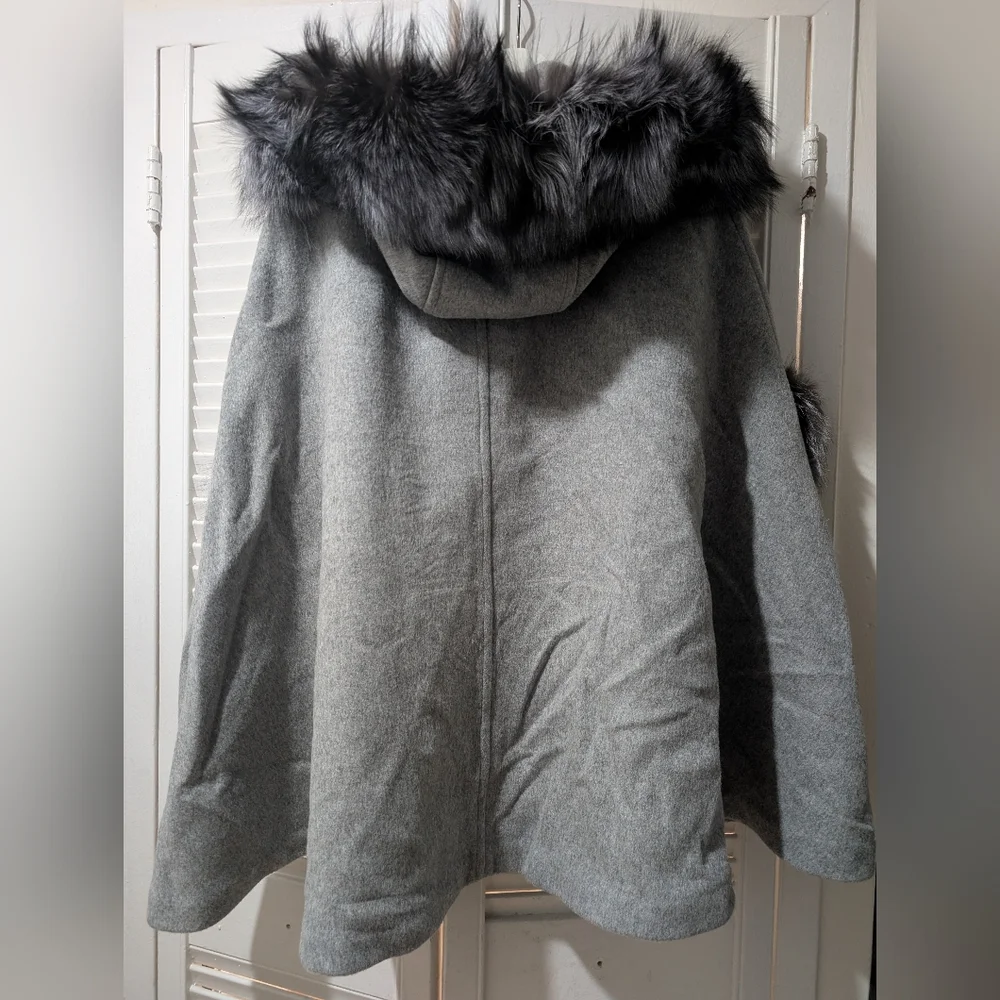 Gray Cape with Fox Fur Trim - Picture 6 of 10